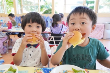 「給食」の様子