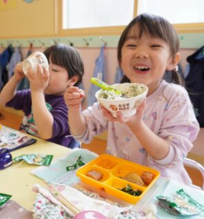 「おまちかね！給食が始まりました♪」の画像