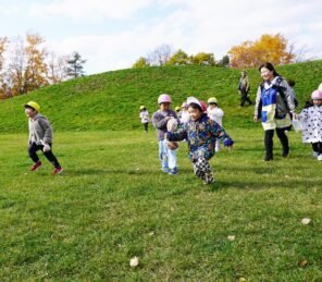 「落ち葉ひろいに行きましたよ！」の画像