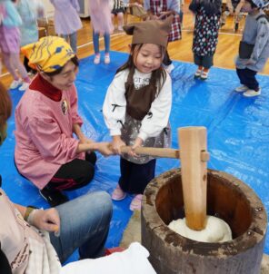 「おもちつきをしたよ！つきたてをみんなで食べました♪」の画像