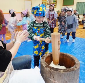 「おもちつきをしたよ！つきたてをみんなで食べました♪」の画像