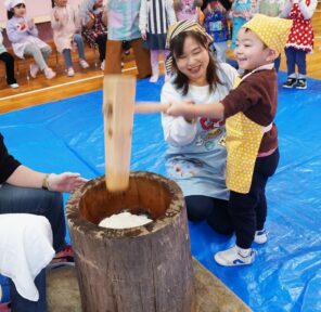 「おもちつきをしたよ！つきたてをみんなで食べました♪」の画像