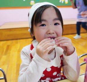 「おもちつきをしたよ！つきたてをみんなで食べました♪」の画像