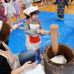 「おもちつきをしたよ！つきたてをみんなで食べました♪」の画像