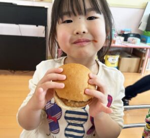 「みんなでハンバーガーを作って食べましたよ♪」の画像