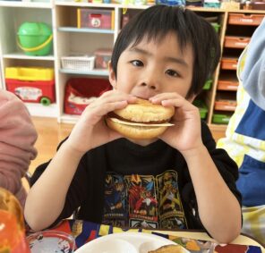 「みんなでハンバーガーを作って食べましたよ♪」の画像