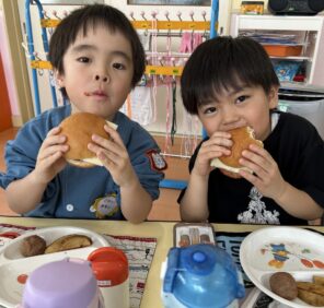 「みんなでハンバーガーを作って食べましたよ♪」の画像