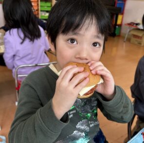 「みんなでハンバーガーを作って食べましたよ♪」の画像