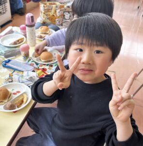 「みんなでハンバーガーを作って食べましたよ♪」の画像